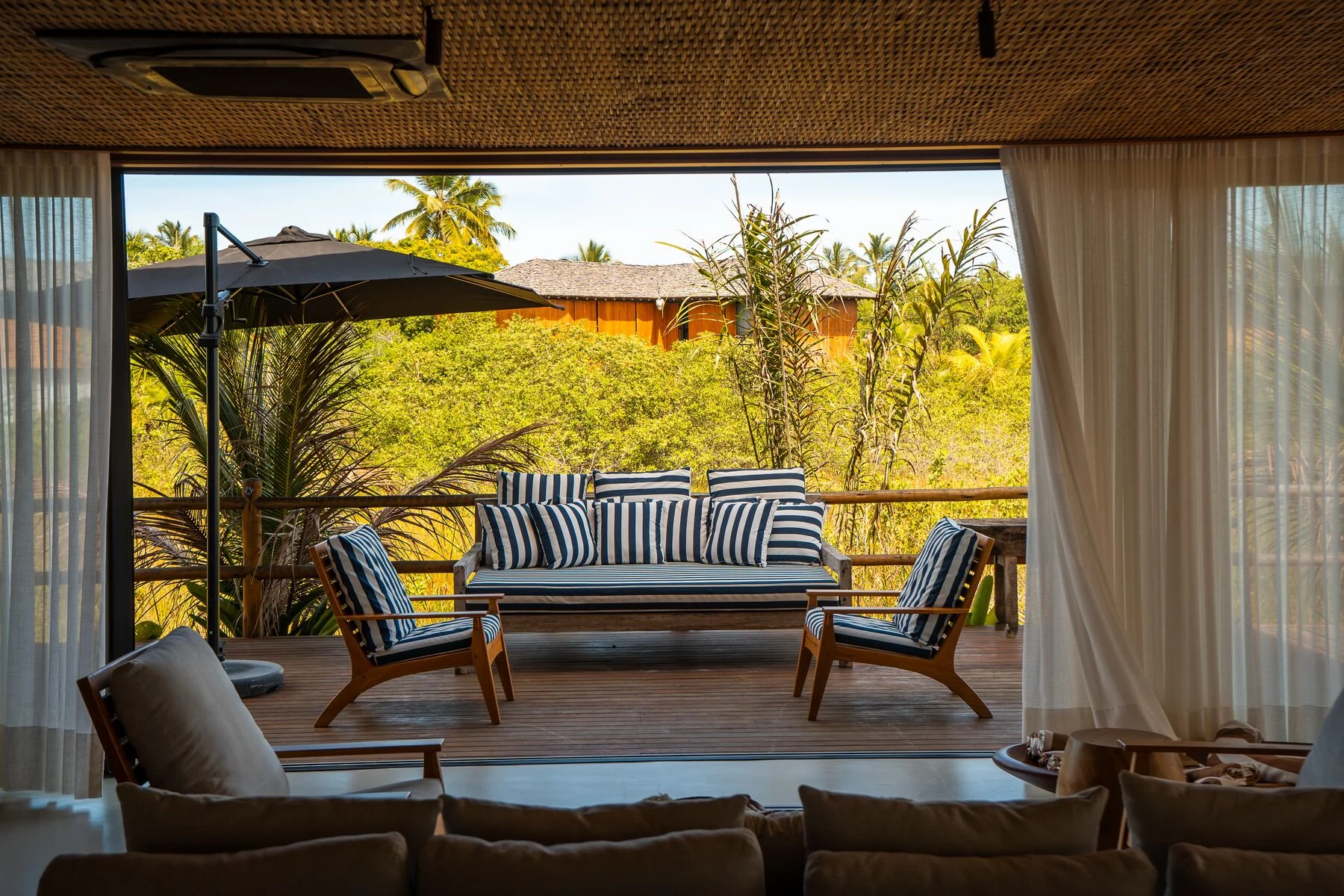 Deck da Casa 101 com almofadas listradas