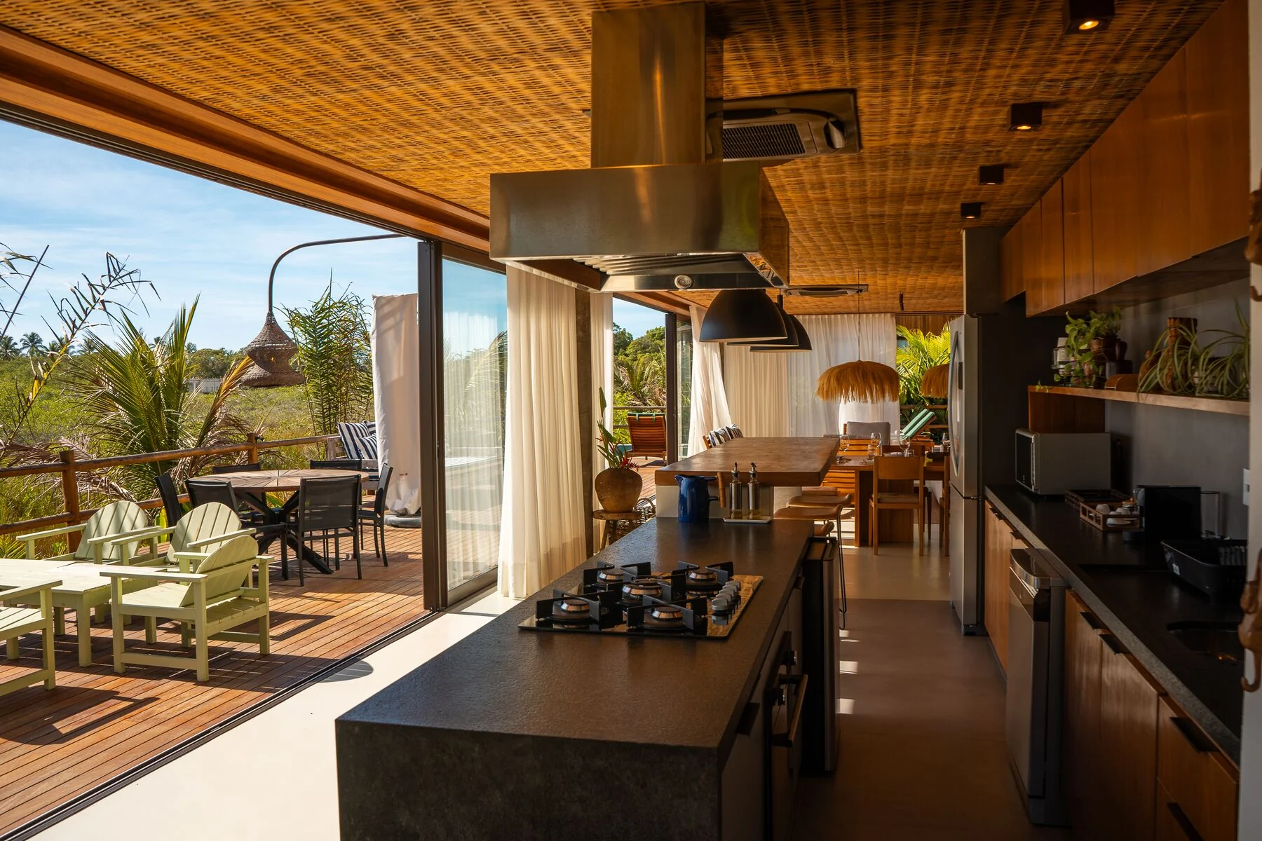 Cozinha gourmet da Casa 101 aberta para o deck