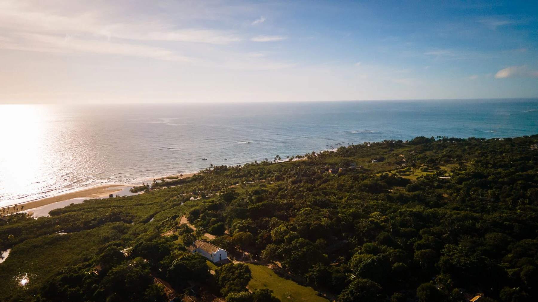 Trancoso vista do alto: a Igreja de São João Batista e o mar ao fundo